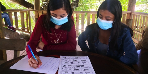 Adolescentes reflexionan sobre embarazo adolescente y mitos de amor rom&aacute;ntico.