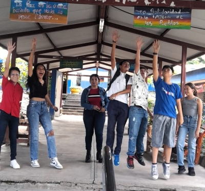Promotores adolescentes pintan r&oacute;tulos con mensajes de Cultura de Paz