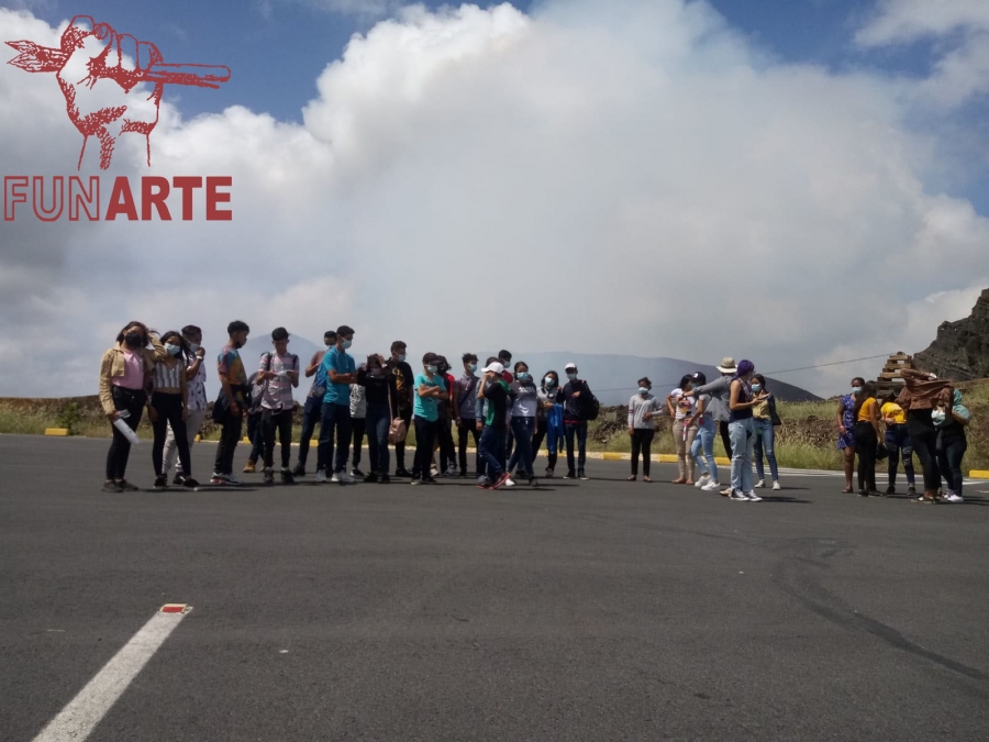 A la sombra del Coloso humeante la imaginaci&oacute;n vol&oacute;.